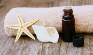 huiles essentielles bio,flacon,cannelle,et serviette